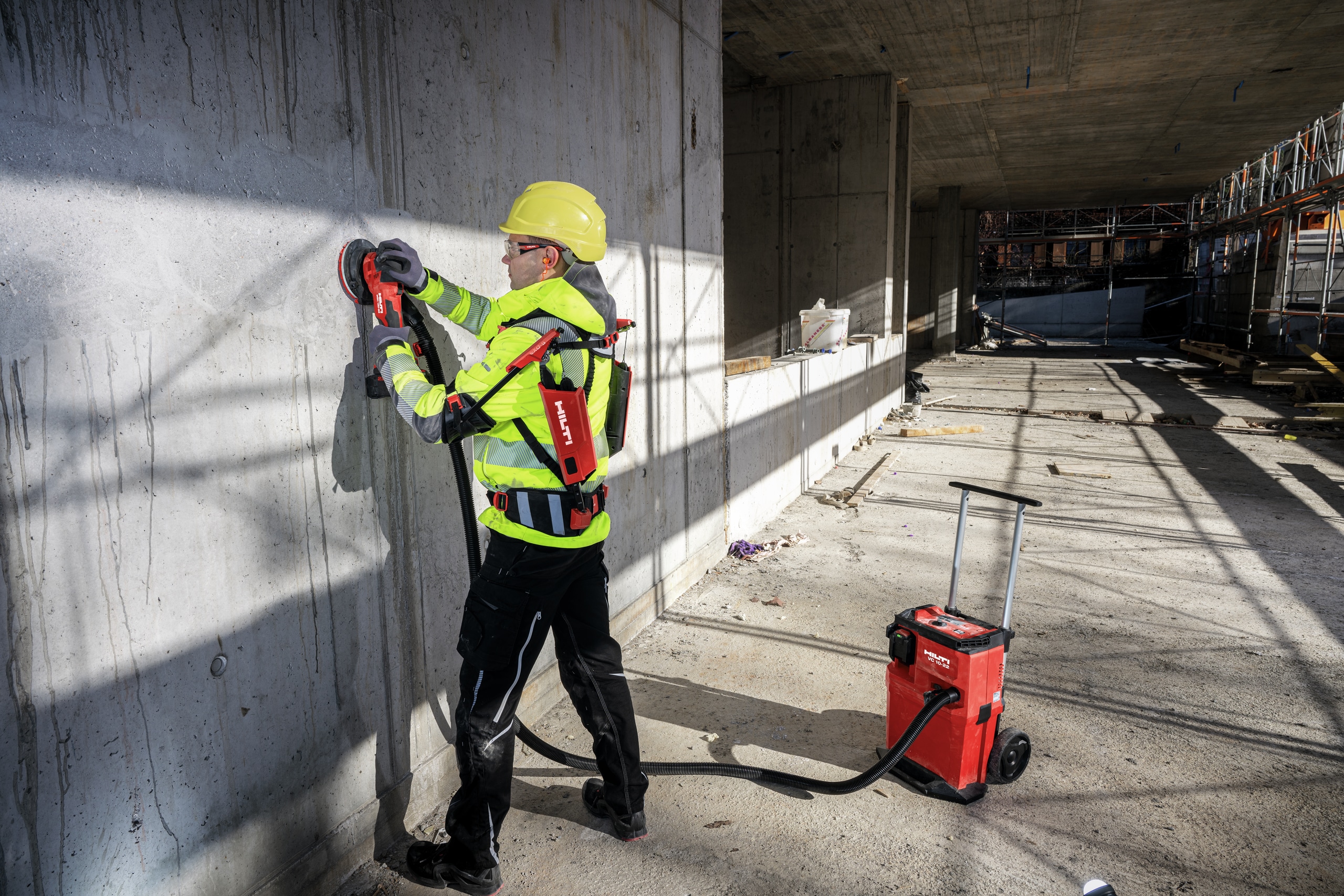 Utilizador em obra com uma polidora de betão DGH 130-22 Hilti