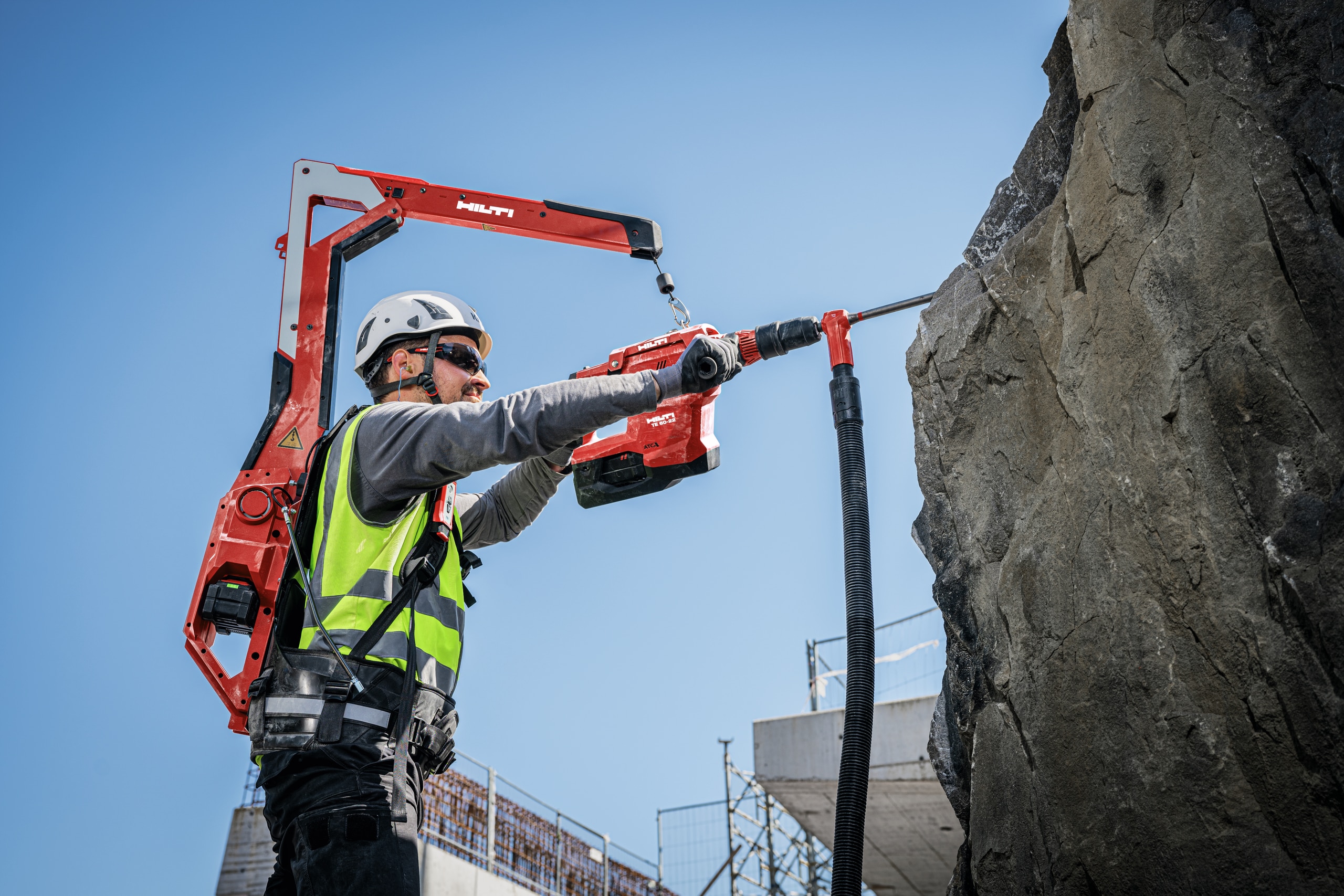 Colaborador em obra a utilizar um EXO-T Hilti para demolir um muro