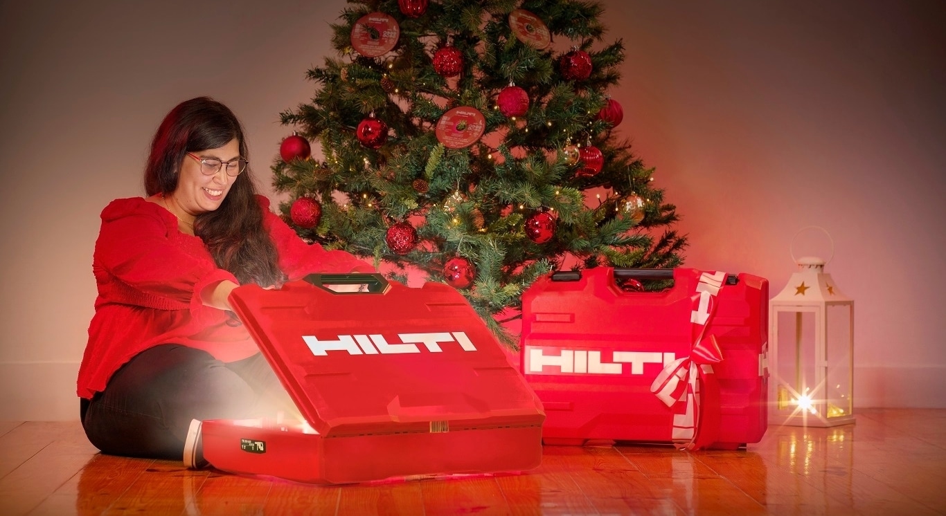 cliente Hilti retira presentes de Natal de uma mala Hilti