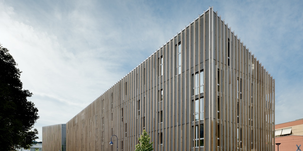 Edifício ecológico com revestimento de madeira 