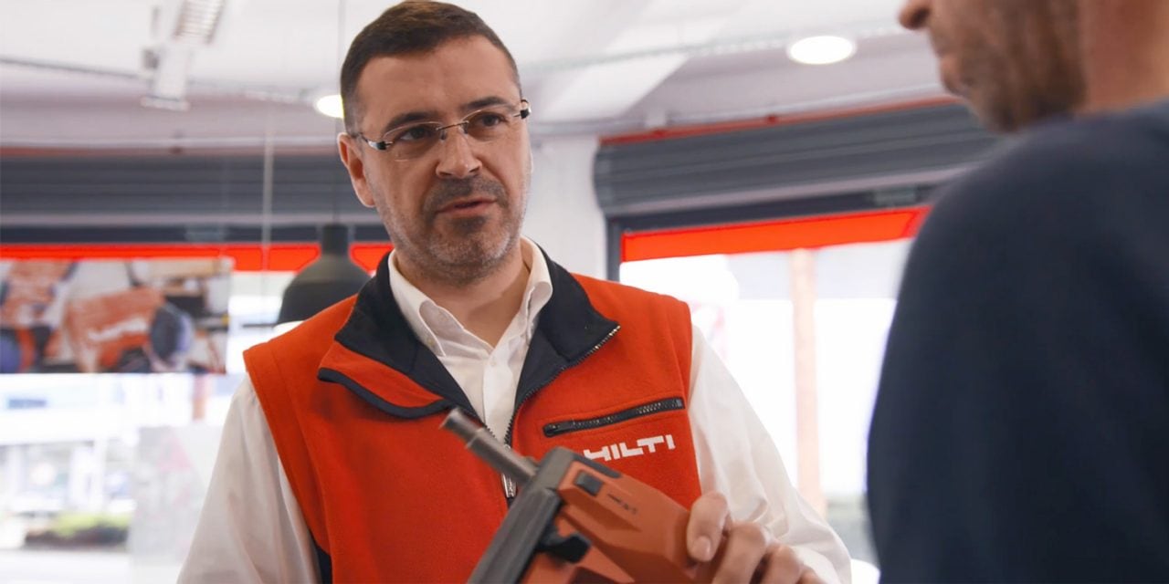 Un vendeur d'un magasin Hilti avec un client