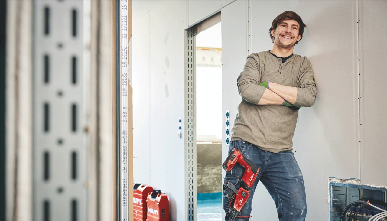 Artesão num estaleiro de construção com as suas máquinas Hilti