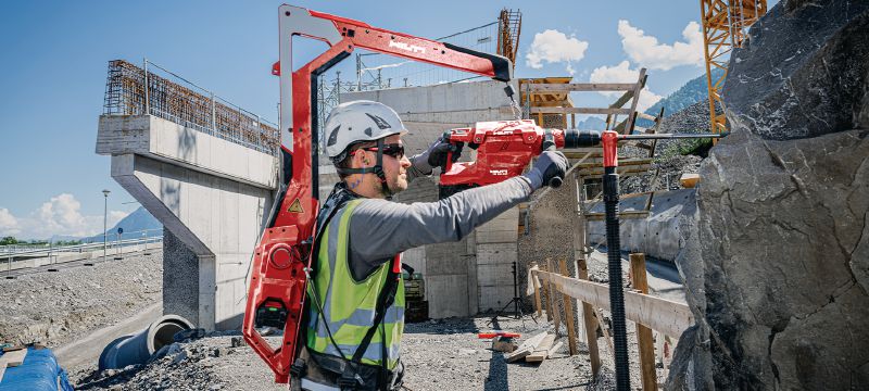 Suporte dinâmico para ferramentas EXO-T-22 Suporte de ferramentas com distribuição dinâmica do peso das ferramentas de construção que se pode vestir para poder movimentar-se em gravidade zero durante os trabalhos exigentes de demolição e perfuração de paredes (plataforma de baterias Nuron) Aplicações 1