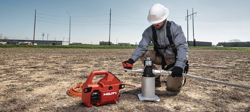 Bomba hidráulica a bateria NUN 10K-22 Bomba hidráulica de 10.000 PSI (700 Bar) a bateria para executar cortes e cravagens exigentes e para cortar cabos enterrados e blindados à distância (bateria Nuron) - Controlo Remoto incluído Aplicações 1